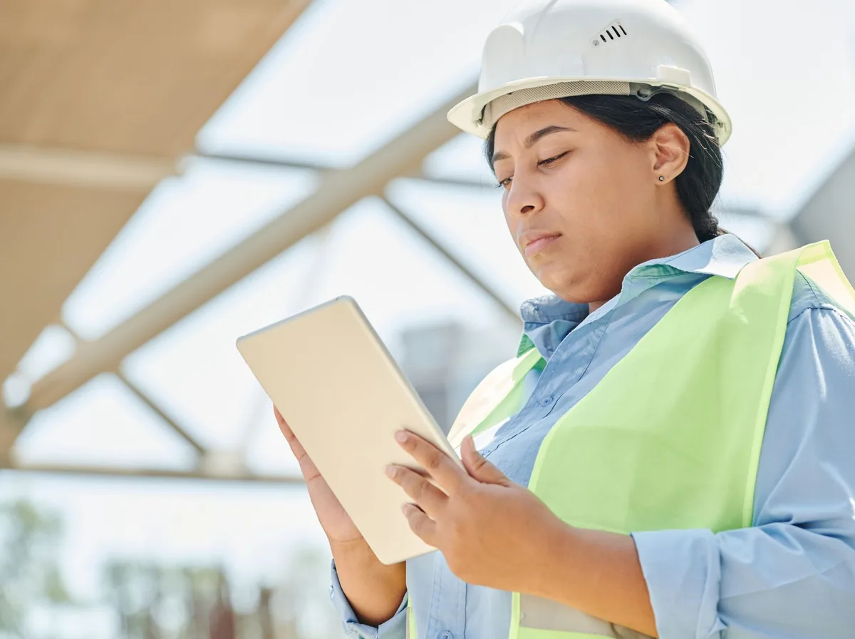 Chef de chantier consultant une tablette pour suivre les candidatures reçues via Facebook Ads