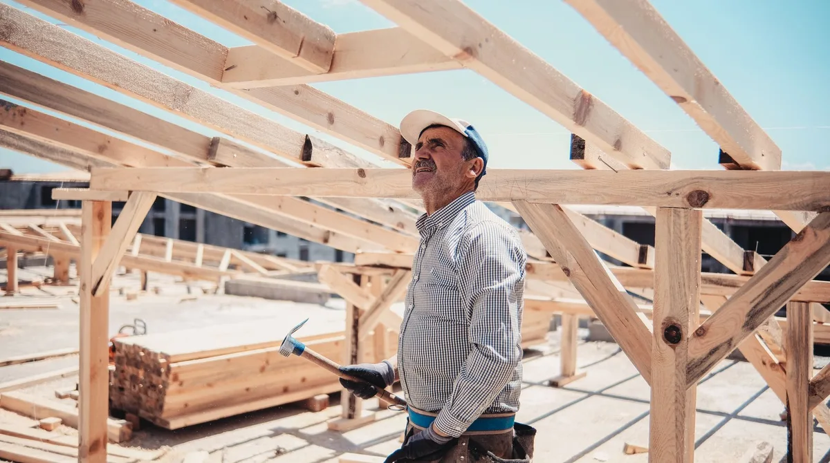 Charpentier posant une charpente en bois sur un chantier, publicité Facebook Ads recrutement BTP